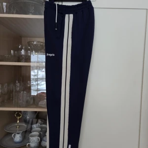 Palm Angels mörkblå mjukisbyxor XL - Palm Angels byxor i fint skick. Marinblå med vita revärer. Resår i midjan, original. Se bild.