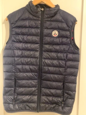 Mörkblå väst från jott - Stilig mörkblå väst. Storlek S, bra skick, kedjefickor. En allmänt skön väst perfekt för höst vår och sommar