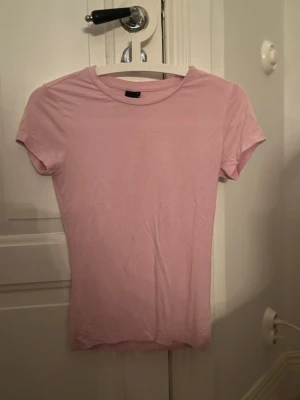 ljusrosa topp - jättesnygg tight ljusrosa kortärmad tröja från gina tricot! kontakta vid fler frågor 🥰