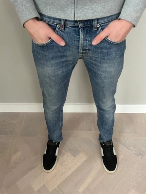 Dondup George Jeans - Tja säljer nu dessa riktigt snygga Dondup jeansen i storlek 31 där nypriset är cirka 4000kr och modellen är George, skick 8/10 vid minsta lilla fundering så är det bara att höra av sig!  Mvh Santén