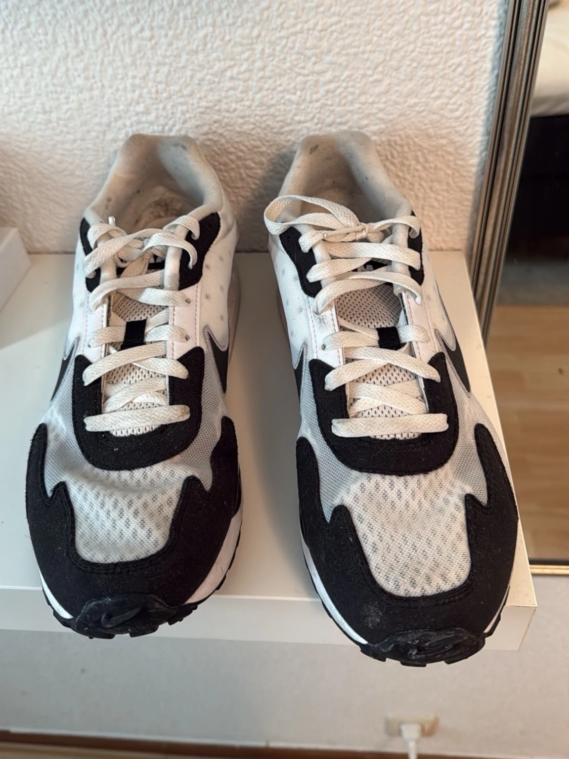 Nike Air Max vita. Perfekt för höstiga men även varma dagar där skorna har en lätt vind effekt men även tunt tyg som klarar vatten. Säljer de därför att de har blivit för små för mig.  - 1