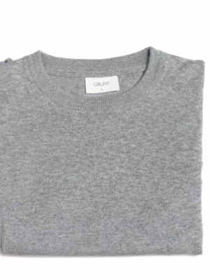 Grå stickad tröja från GRUNT storlek L - En enkel och stilren grå stickad tröja från GRUNT. Tröjan har rund halsringning, ribbade muddar och är långärmad. Perfekt för lager på lager och funkar till alla basic outfits.