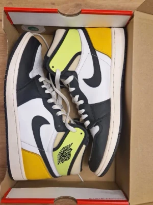Nike Jordan 1 High 44.5 - Nike Jordan 1 High mycket bra skick endast använt fåtal gånger storlek 44 vid intresse eller frågor tveka inte och hör av dig.