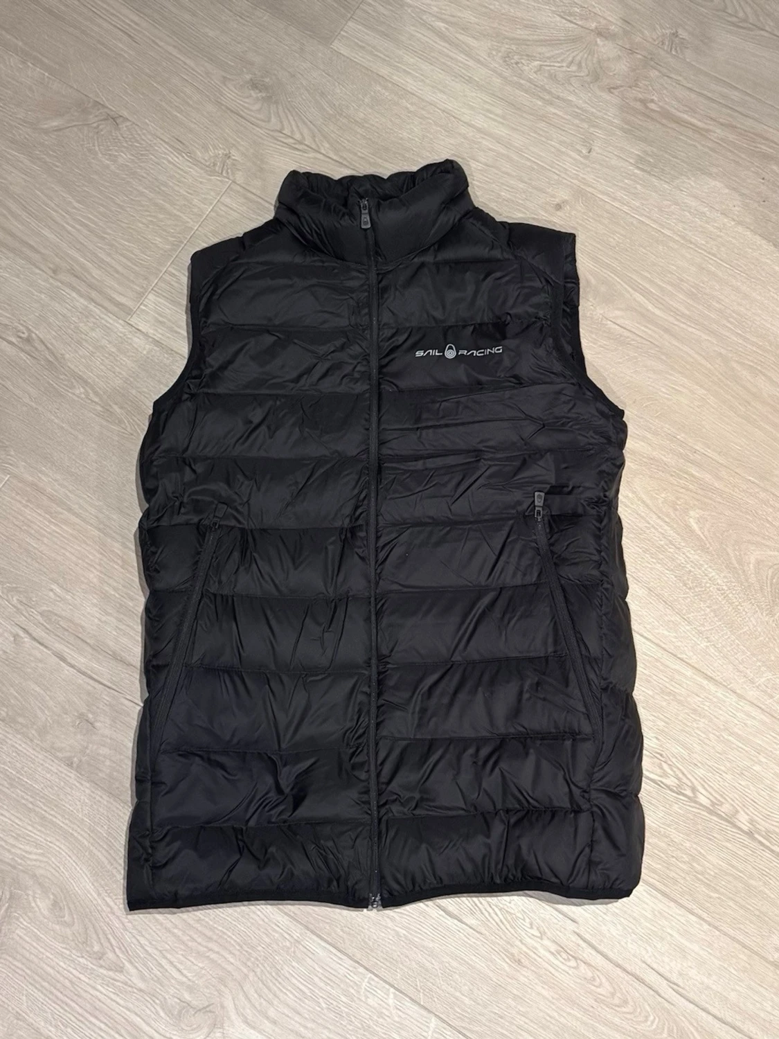 Svart dunväst från Sail Racing