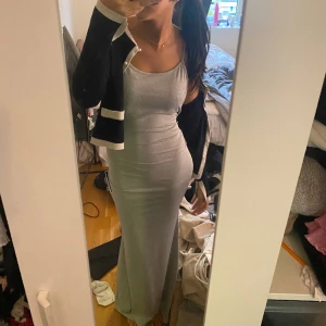 Klänning - Grå klänning som formar kroppen jättefint. Endast använd 5ggr. Säljer pga att den inte kommer till användning 