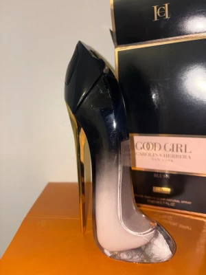 Parfym Carolina herrera Good girl Elixir  - Hej säljer en 80ml Carolina herrera Good Gifl Elixir väldigt populär bland tjejer, kvinnor. 