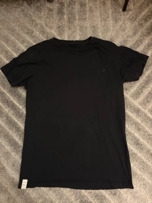 Svart T-Shirt från Replay - Säljer en svart T‑shirt från Replay i storlek S. stilren logga, perfekt som basplagg. 