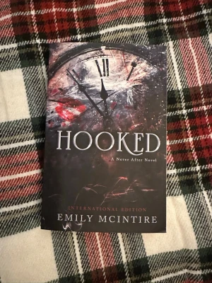 Hooked by Emily Mcintire  - En mild dark romance book som är väldigt populär på booktok. Perfekt för dig som vill testa på dark romance kategorin. Boken är på engelska. 