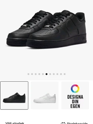 Nike Air Force 1 helsvarta sneakers - Klassiska Nike Air Force 1 sneakers i helsvart skinn med låg profil och rund tå. Skorna har perforerad tåbox, svart sula och ikonisk swoosh på sidan. Perfekta för dig som vill ha en clean och tidlös look.