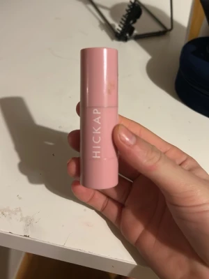 Hickap Bronze and Contour Icy Chai - Säljer en Hickap Bronze and Contour stick i färgen Icy Chai. Kommer i en smidig rosa tub med vridfunktion. Krämig formula i en kall brun nyans som passar perfekt för contouring och bronzing. Enkel att applicera direkt på huden och blenda ut.