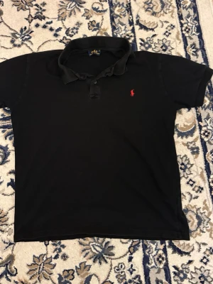 Ralph Lauren piké - Säljer denna sjukt snygga Ralph Lauren Pikén då den inte kommer till användning längre. Skick 7/10 Pris går alltid att diskutera 