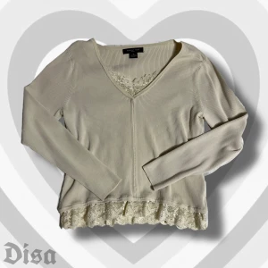 vit tröja med spets - jättesöt vit tröja med spetsdetaljer. ska vara XL men sitter bra på mig som har M. knappt använd.