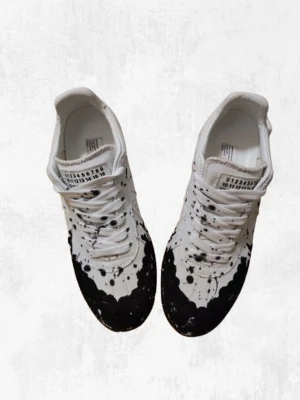 Maison Margiela Splatter Gats - Säljer nu ett par lyxiga Maison Margiela Paint Splatter gats!💫 Helt nya, aldrig använda✅ Storlek 39 men passar storlek 40💫 Djurfritt och rökfritt hem✅ Skickar inom 24 timmar💫 Skriv för frågor, mått eller fler bilder!✅💫