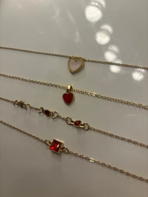 Olika armband och halsband  - Man kan köpa för 50kr/styck eller alla 4 för 150kr