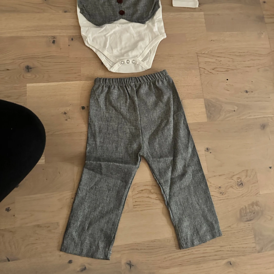 Grå kostymset med fluga, stl 70 - 4