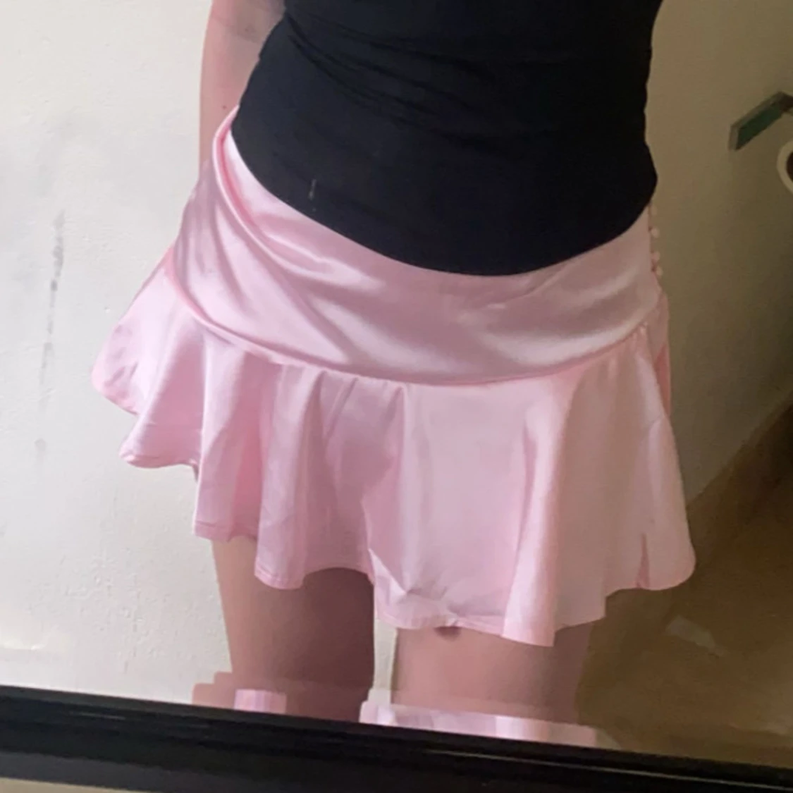 Rosa satinliknande kortkjol med knappar - 1