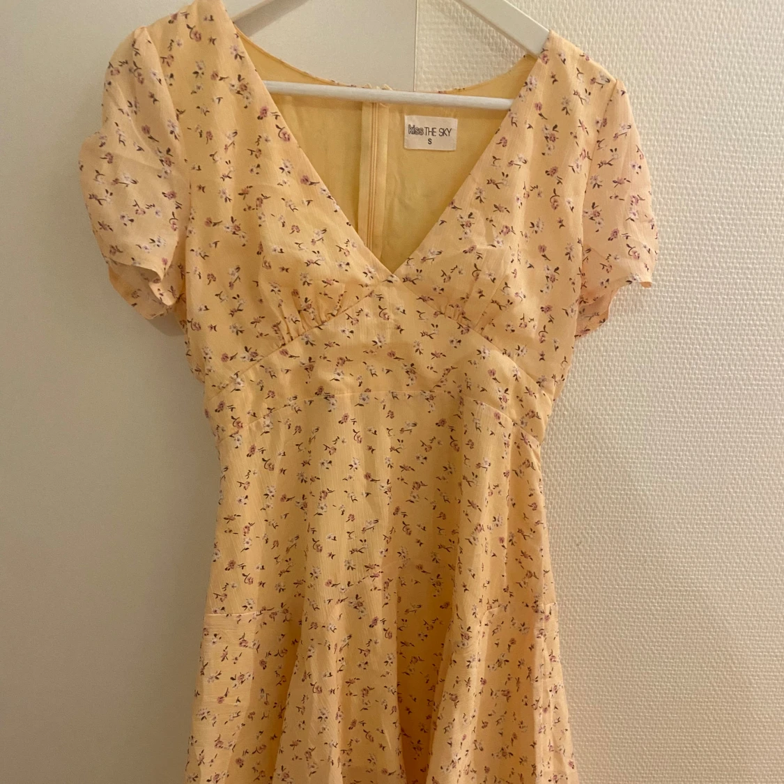 Gul blommig kortklänning från Make The Sky - 1