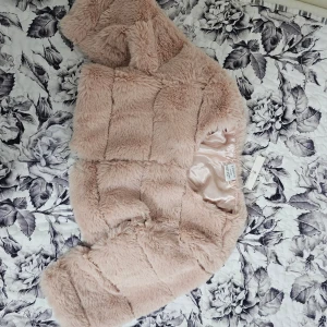 Ljusrosa pälsjacka från Lindex baby - Fluffig och mjuk ljusrosa pälsjacka från Lindex med quiltad look och glansigt innerfoder. 