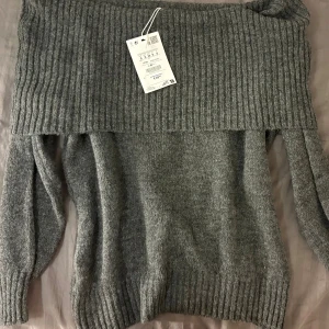 offshoulder stickad tröja Pull&Bear - Säljer en snygg grå stickad offshoulder-tröja från Pull&Bear i storlek S. Perfekt för hösten/vintern.