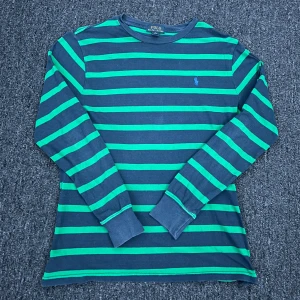 Polo Ralph Lauren Sweatshirt - Plagg:Polo Ralph Lauren Sweatshirt Storlek:14-16 Barn Storlek Nypris:1199 Mitt pris:399 Skick:10/10 Märke/Brand:Polo Ralph Lauren Färg:Grön/Mörkblå Passform:Sitter Som Xs Användning:Sparsamt Använd  Fraktar Inom 24 h📦 Skriv Vid Minsta Lilla Intresse😃 