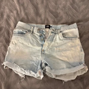 Ljusblå shorts  - Säljer ett par ljusblå denimshorts från lager 157 i storlek M