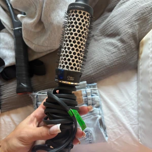 OBH Nordica Ceramic & Tourmaline Varmluftsborste - OBH Nordica varmluftsborste med keramisk och turmalinbeläggning samt jon-teknologi. Perfekt för att skapa volym och glans i håret. Synligt i gott skick, inga tydliga defekter eller slitage. Sladd och borst är hela.