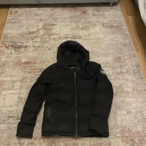 Svart pufferjacka Supply & Demand - Kan tvätta jackan om någon köper. För den är lite smutsig.