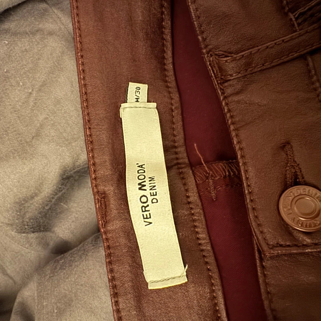 Vinröda skinnbyxor från Vero Moda - 3