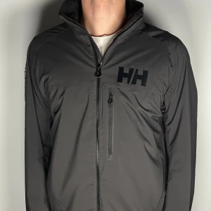 Helly Hansen jacka - Säljer en riktigt snygg och trendig Helly Hansen jacka i fint skick, storlek M, vid frågor är det bara att skriva //Gramenti
