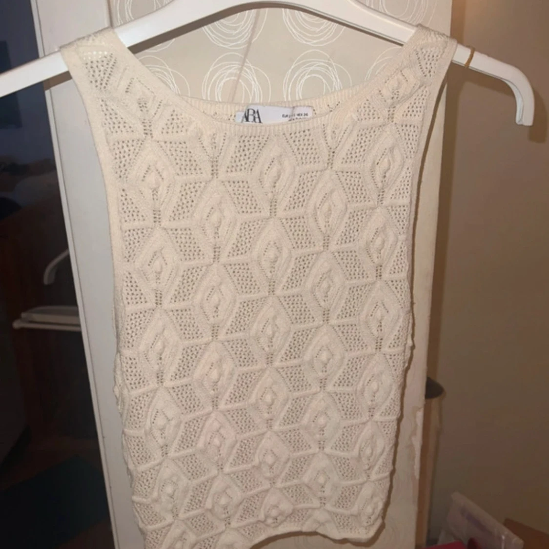 Cremefärgad stickad linnetopp från Zara