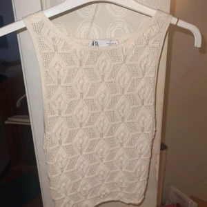 Cremefärgad stickad linnetopp från Zara - Säljer en vit/cremefärgad stickad linnetopp från Zara. Toppen är sparsamt använd och är i fint skick, storlek S