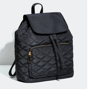 Svart quiltad ryggsäck med dragkedja - Snygg svart ryggsäck, medel stor och är knappt använd. Skriv gärna för mer bilder