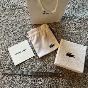 Lacoste Armband  - Helt ny & Oanvänd✔️ Kommer med alla tillbehör ✔️ Perfekt present 🎁  Skickas inom 1 dag 📦  Kontakta gärna för mer info 😊 
