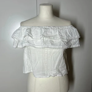 Off shoulder topp volanger bikbok - Bikbok off shoulder topp I storlek xs. Passar även en s. Köp sker via köp nu, jag postar inom 24h. Kvar tills markerad såld