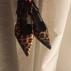 Leopard klackar  - Leopard kitten heels, knappt använda i nyskick! Höjd på klack skulle säga 3-4 cm. 