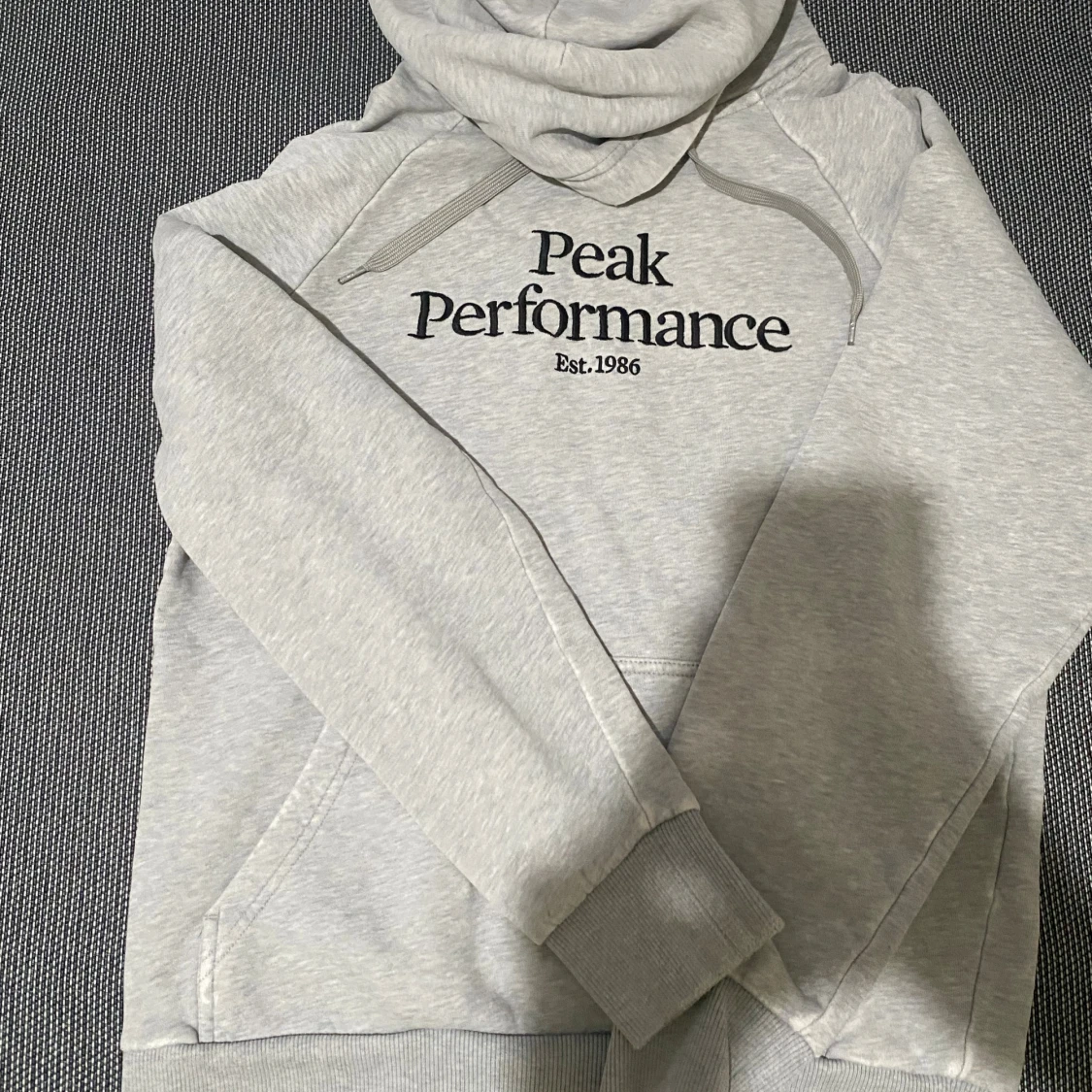 Ljusgrå hoodie Peak Performance