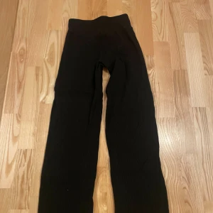 Svarta ribbade mjukisbyxor från SOC - svarta träning/mjukis byxor från SOC. byxorna är utsvängda. använda få gånger och i fint skick. storlek: 158-164