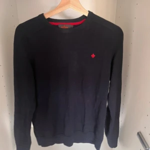 Mörkblå stickad tröja från Morris - Snygg mörkblå stickad tröja från Morris. Storlek L men sitter mer S. priset kan diskuteras