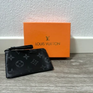 Plånbok med box  - En fin svart plånbok med ett unikt mönster på!             Box kommer även med🔥