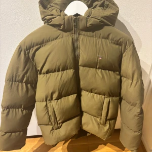 Olivgrön pufferjacka från GANT - Hej säljer denna fina jackan då den inte passar mig och den har aldrig varit använd. Nypris när jag köpte den var 2300kr. Perfekt för vinter och kalla dagar