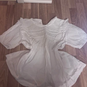 Vit blus från ginatricot - Säljer en vit blus från ginatricot, endast använd ett fåtal gånger.