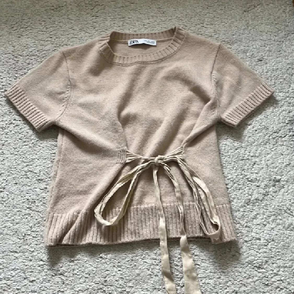 Beige stickad tröja med knyt från Zara - 1