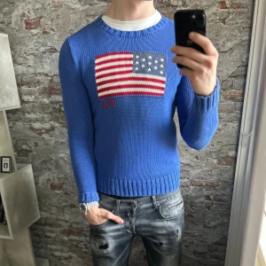 Stickad Ralph Lauren usa tröja - Mycket fint skick, inga defekter. Storlek M men sitter som S, passar dig som är mellan 170-180cm ungefär. Nypris ca 4000kr. Modellen är 185 cm, 79 kg. Passar bra nu till vintern. Skriv för mer information!🤝