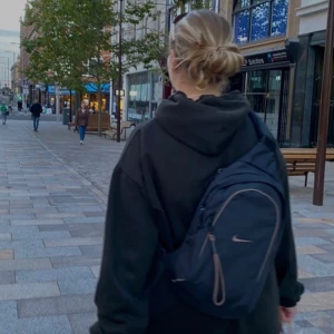 Nike slingback - Säljer min älskade Nike slingback väska! Den har plast kvar på dragkedjorna. Varsamt använd! Älskar den och den går ej att köpa längre. Men använder den ej längre. Hur fin som helst! 