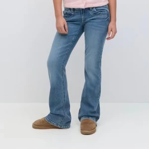 Blå lågmidjade jeans  - Säljer dessa snygga blå lågmidjade jeansen från Ginayoung, storlek 170 men passar även Xs 🤍 köpta i somras så knappt använda, nypris 359kr!