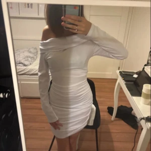 Vit känning - En jätte fin vit klänning.