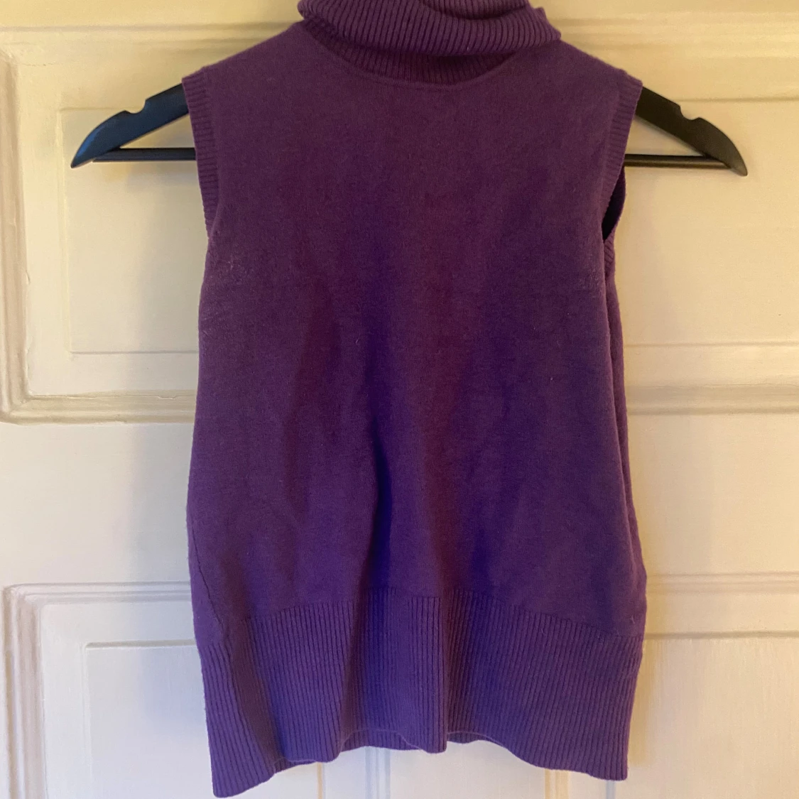 Lila ärmlös polotröja i ull