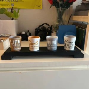 Ljushållare - Ljushållare i trä med 4 stycken glas till små ljus. Inga ljus inkluderade.