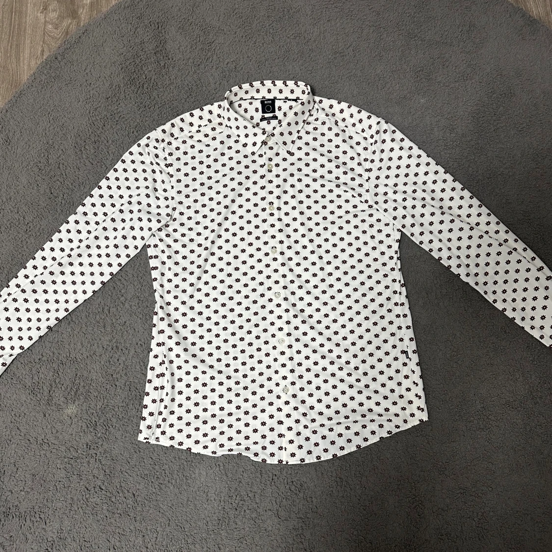 Vit blommig skjorta från BOSS XL