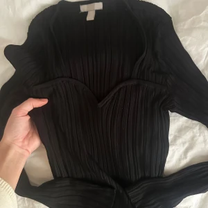 Ribbstickad tröja - Så fin! Med snygg urringning 